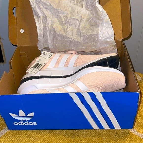 Adidas | Pink Swift tennis shoes - Picture 5 of 7